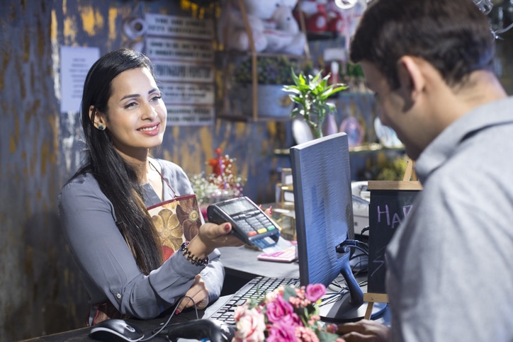 Woman using in store technology that's enabled by master data management enables omnichannel connected customer experiences so store associates can be more effective
